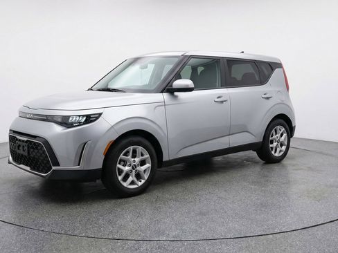Used 2025 Kia Soul LX w/ LX Technology Package image 3