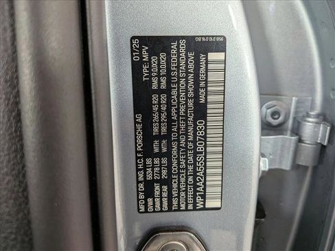 Certified 2025 Porsche Macan image 30