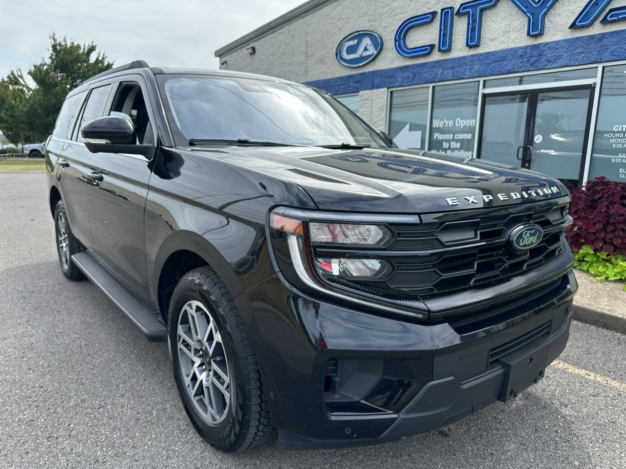Used 2025 Ford Expedition Active AWD/4WD image 2