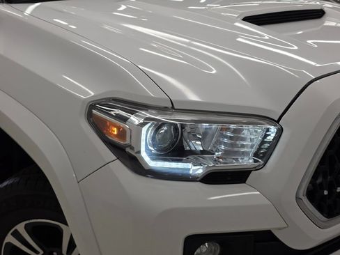 Used 2018 Toyota Tacoma TRD Sport w/ Technology Package AWD/4WD image 47