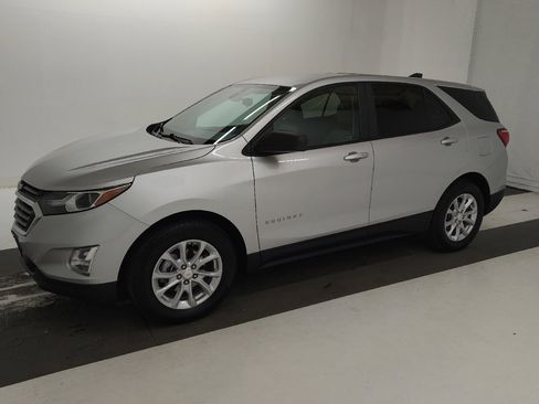 Used 2021 Chevrolet Equinox LS w/ LS Convenience Package image 2