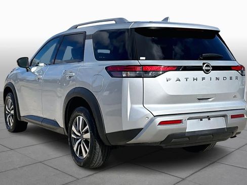 Used 2025 Nissan Pathfinder SL image 11
