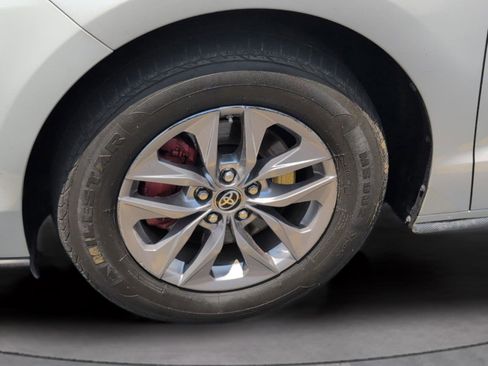 Used 2024 Toyota Sienna XLE FWD image 35