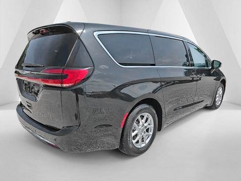 Used 2023 Chrysler Pacifica Touring-L FWD image 5