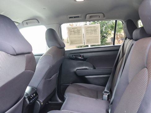 Used 2023 Toyota Highlander LE image 19