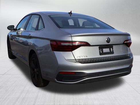 Used 2024 Volkswagen Jetta SE w/ Panoramic Sunroof Package image 5