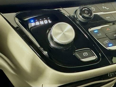 Used 2023 Chrysler Pacifica Touring-L FWD image 17