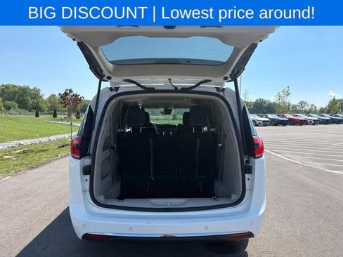 Used 2023 Chrysler Pacifica Touring-L FWD image 11