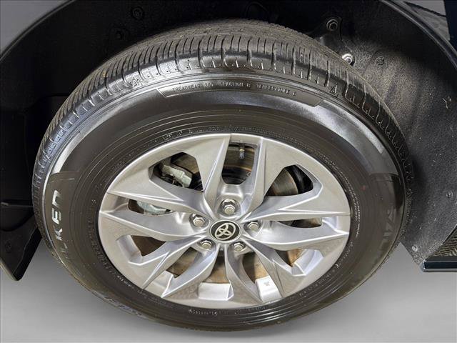 Used 2025 Toyota Sienna XLE w/ XLE Plus Package FWD image 17