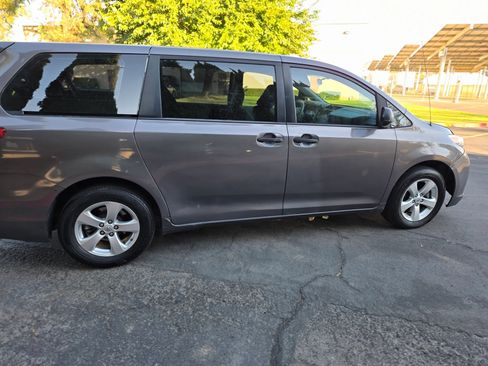 Used 2013 Toyota Sienna L w/ Towing Pkg FWD image 9