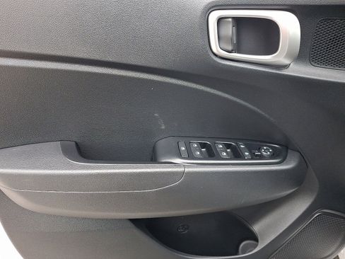 Used 2022 Hyundai Venue SEL image 12