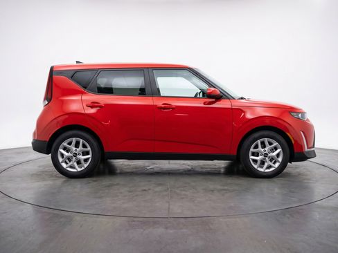 Used 2025 Kia Soul LX w/ LX Technology Package FWD image 11