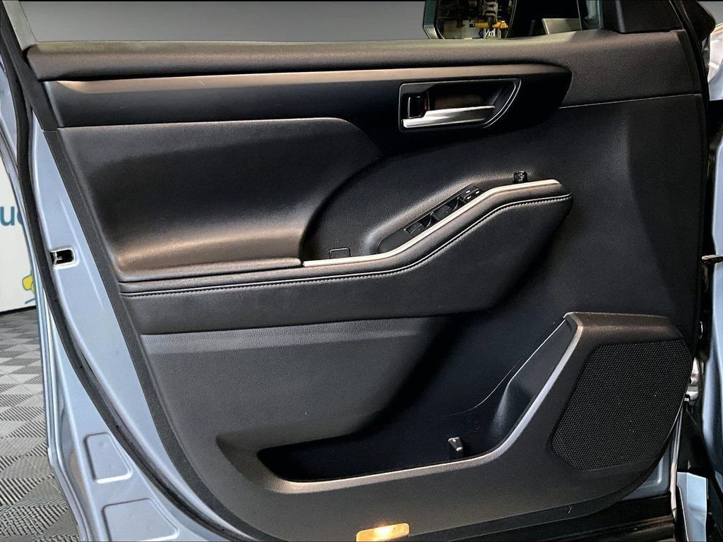 Used 2020 Toyota Highlander XLE AWD/4WD image 9