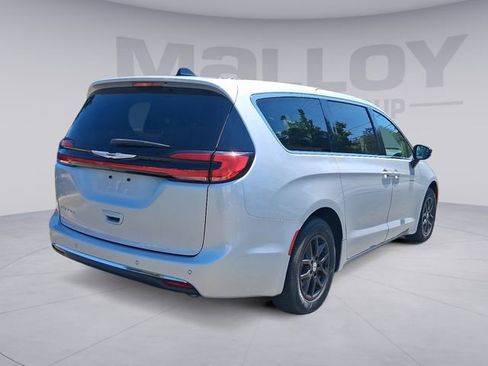 Used 2024 Chrysler Pacifica Touring-L FWD image 5