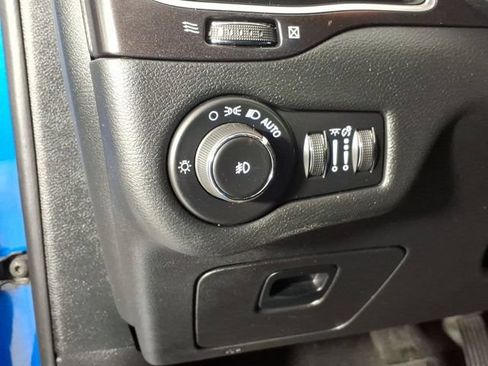 Used 2020 Jeep Cherokee Trailhawk w/ Cold Weather Group AWD/4WD image 19