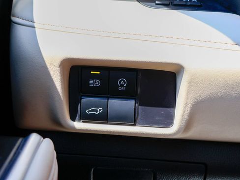 Used 2025 Toyota Highlander XLE FWD image 22