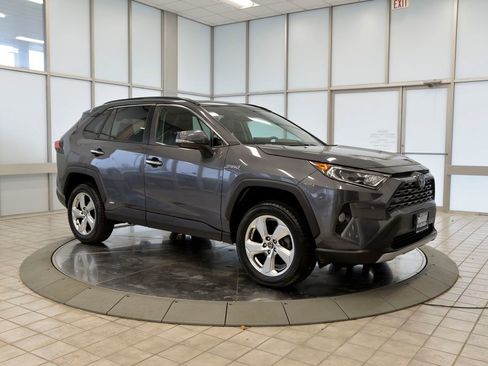 Used 2019 Toyota RAV4 Limited image 4
