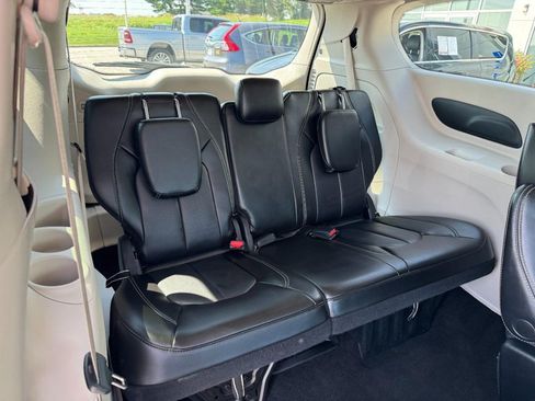 Used 2023 Chrysler Pacifica Touring-L FWD image 14