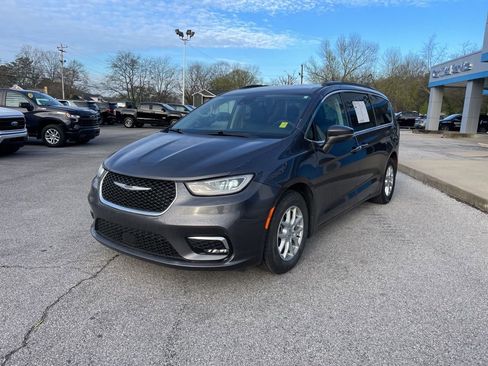 Used 2022 Chrysler Pacifica Touring-L image 4