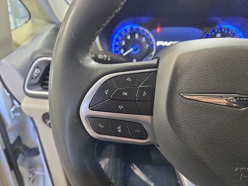 Used 2023 Chrysler Pacifica Touring-L FWD image 20