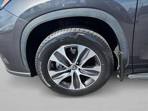 Used 2022 Toyota Highlander XLE FWD image 24