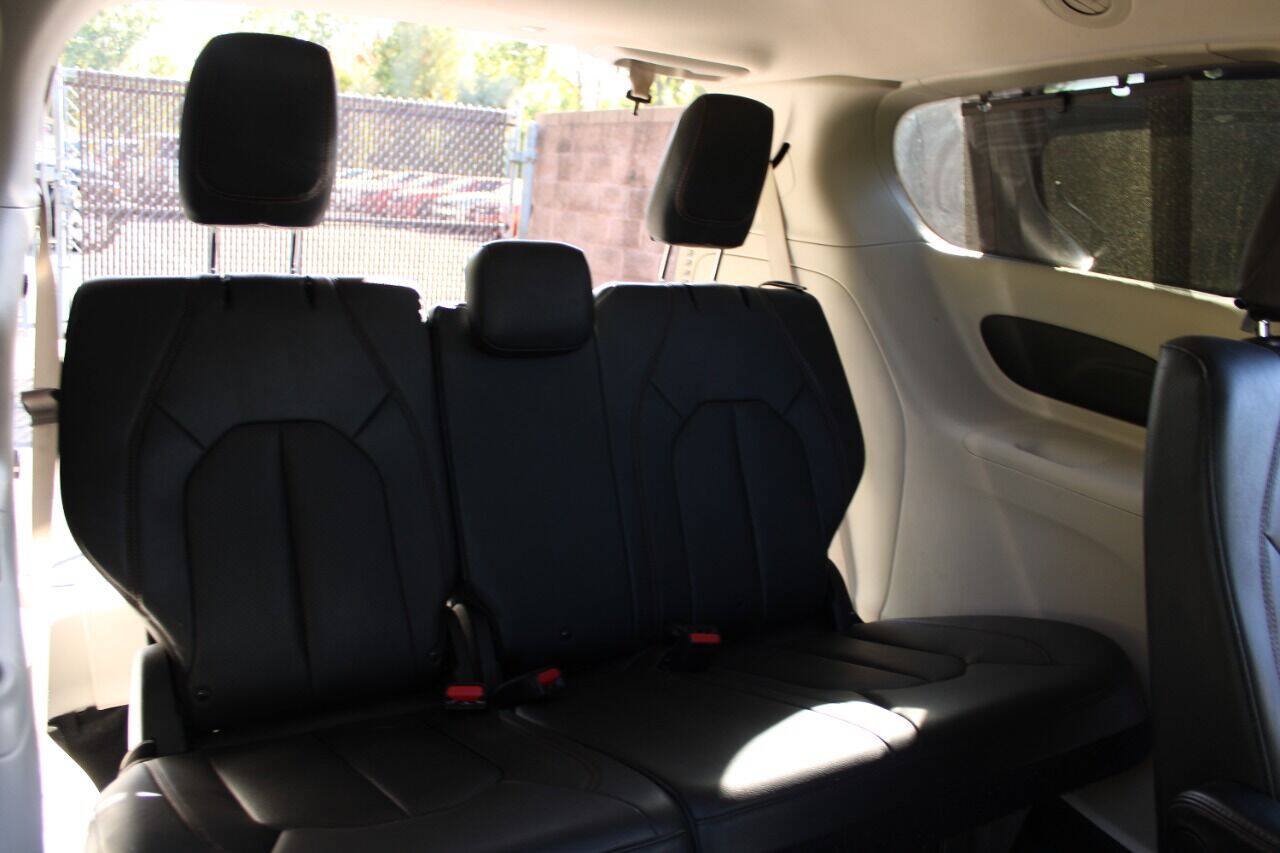 Used 2020 Chrysler Pacifica Touring-L FWD image 22