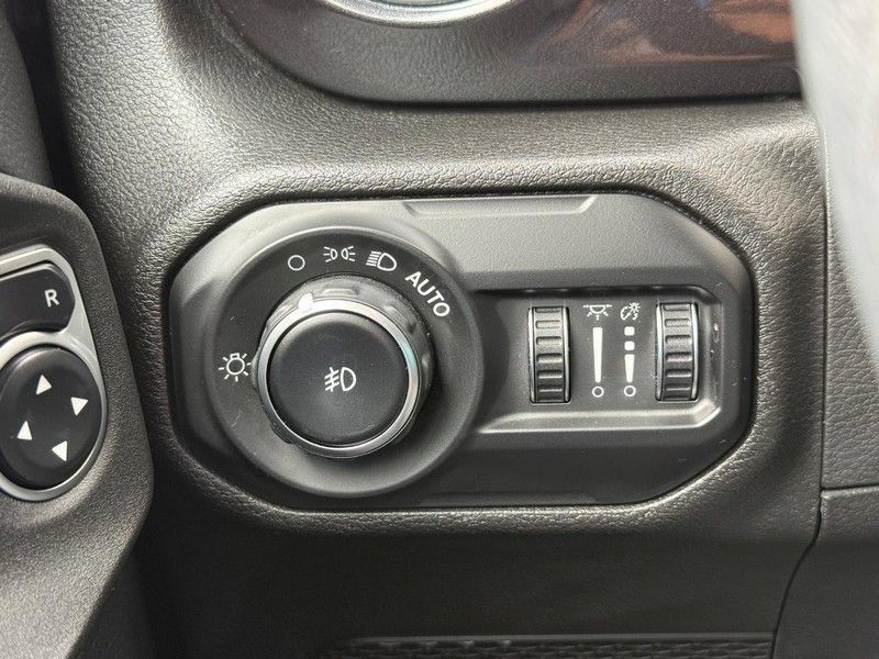 Used 2021 Jeep Wrangler Unlimited Sahara AWD/4WD image 27