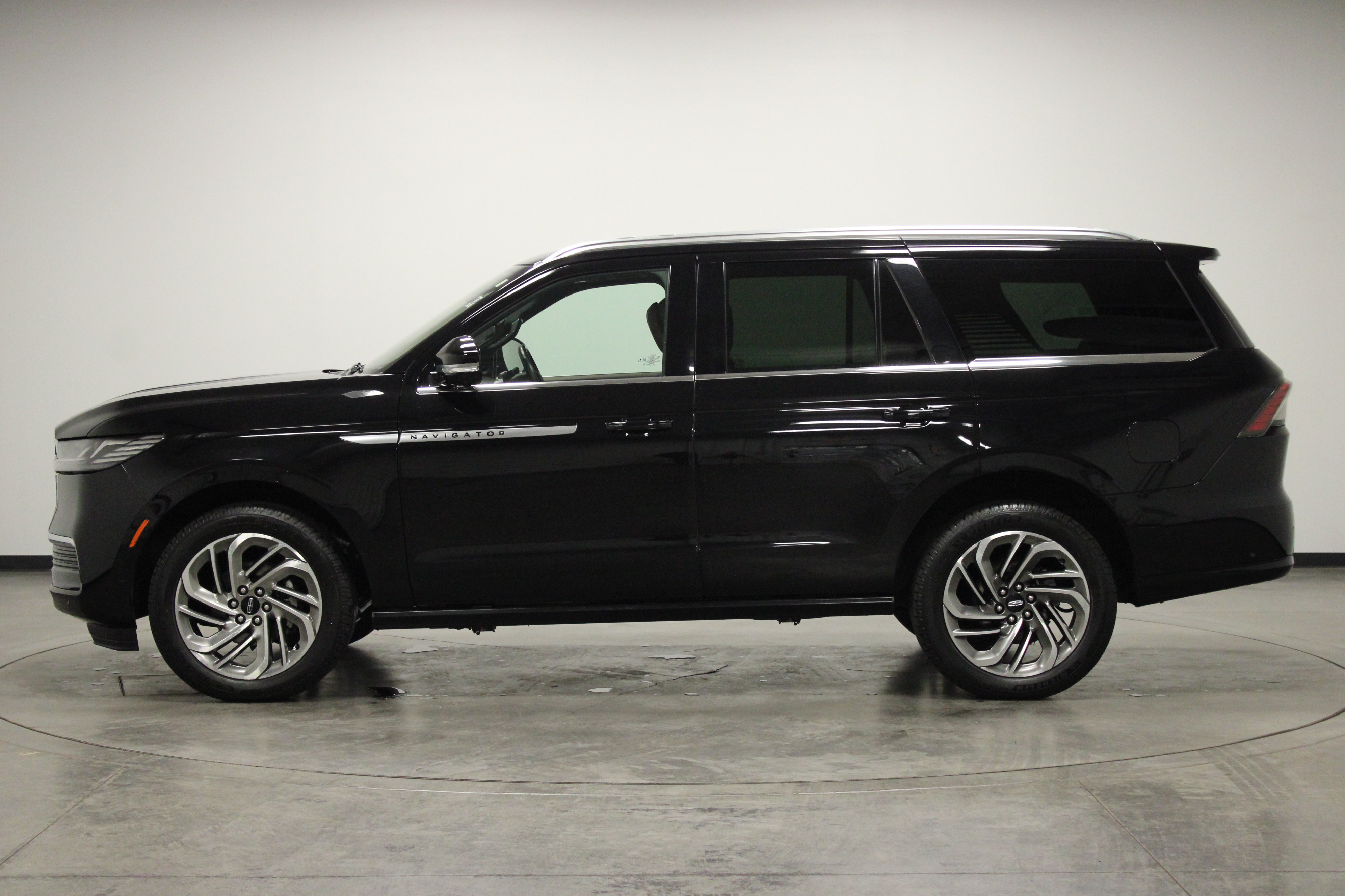 Used 2025 Lincoln Navigator Reserve AWD/4WD image 5