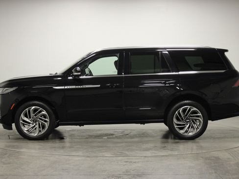 Used 2025 Lincoln Navigator Reserve AWD/4WD image 5