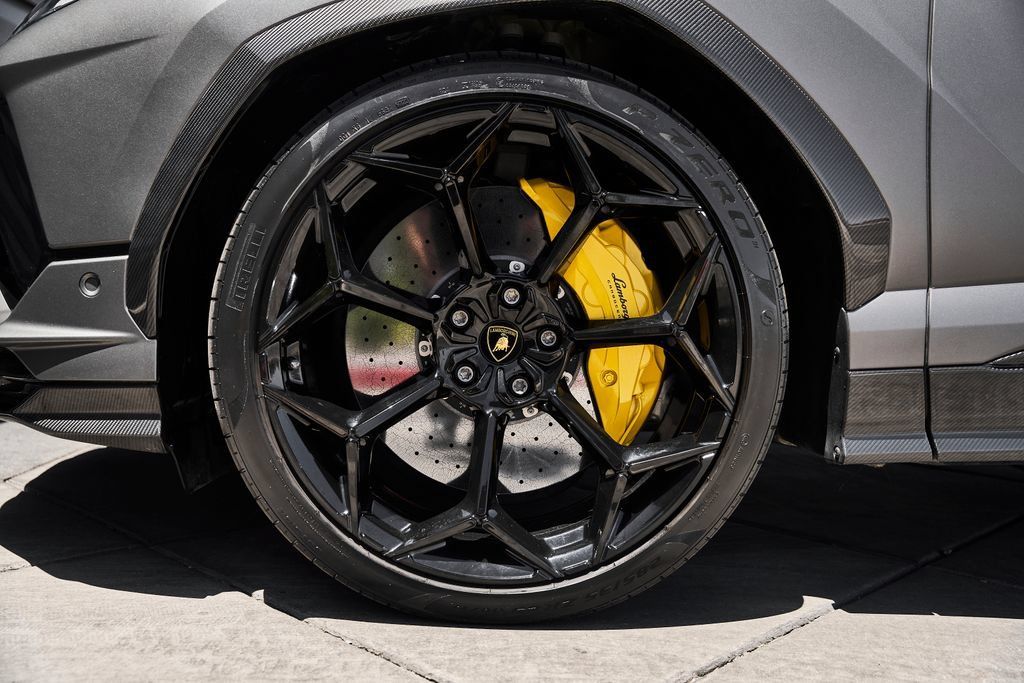 Used 2024 Lamborghini Urus Performante AWD/4WD image 3