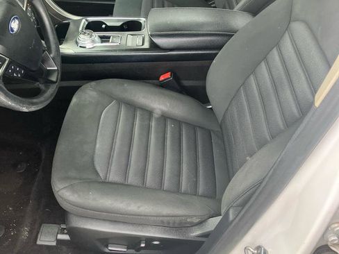 Used 2017 Ford Fusion SE w/ Fusion SE Technology Package image 9