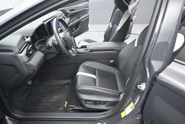 Used 2025 Toyota Camry SE w/ Convenience Package FWD image 11