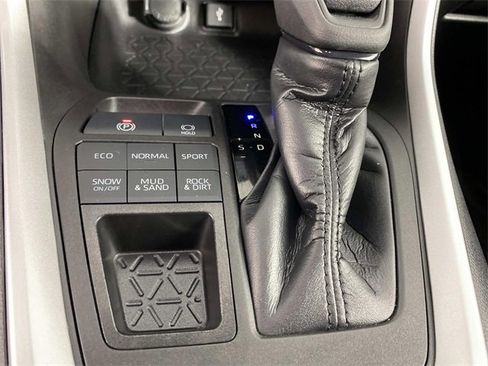 Used 2022 Toyota RAV4 LE image 22
