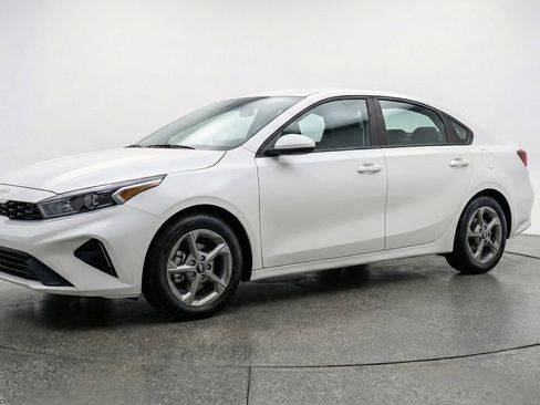 Used 2025 Kia K4 LXS image 3