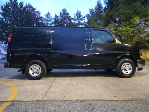 Used 2018 Chevrolet Express 2500 w/ Driver Convenience Package image 4