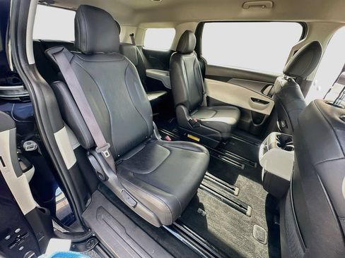 Used 2023 Kia Carnival LX FWD image 27