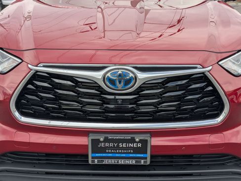 Used 2024 Toyota Highlander Limited AWD/4WD image 10