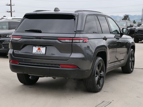Used 2022 Jeep Grand Cherokee Altitude AWD/4WD image 3