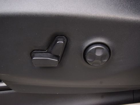 Used 2024 Chrysler Pacifica Touring-L image 24