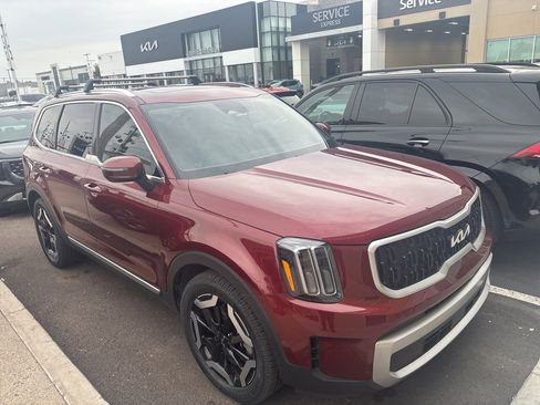 Used 2023 Kia Telluride EX w/ EX Captain's Chair Package image 2