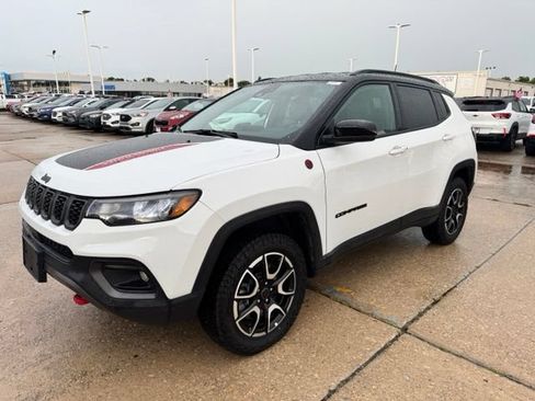 Used 2025 Jeep Compass Trailhawk AWD/4WD image 3