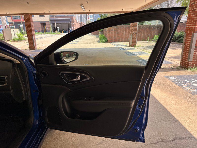 Used 2017 Chrysler 200 Limited Platinum FWD image 12