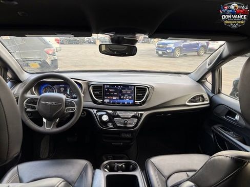 Used 2025 Chrysler Pacifica Select FWD image 11