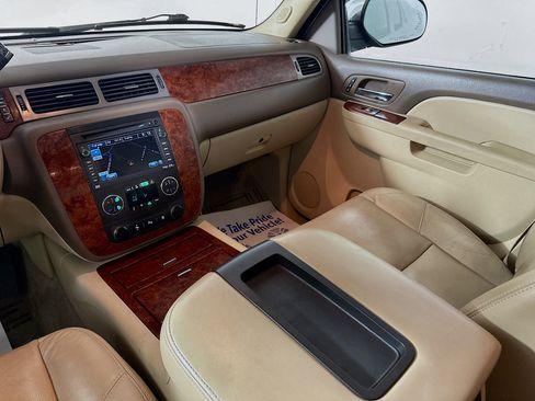 Used 2011 Chevrolet Avalanche LTZ image 24