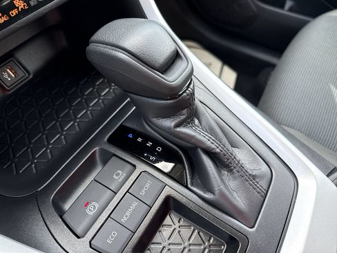 Certified 2025 Toyota RAV4 LE FWD image 21