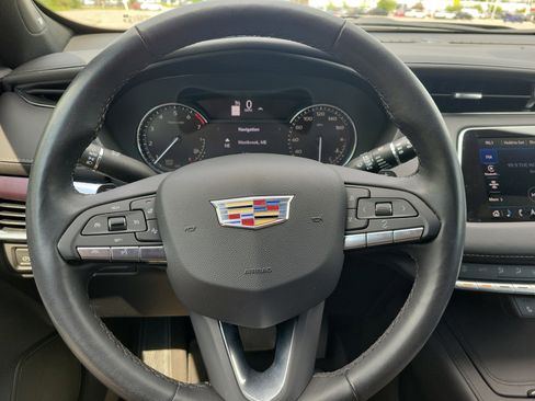 Used 2022 Cadillac XT4 Luxury w/ Cold Weather Package AWD/4WD image 21