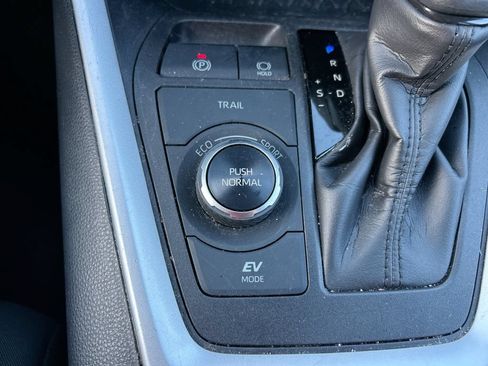 Used 2024 Toyota RAV4 LE AWD/4WD image 32