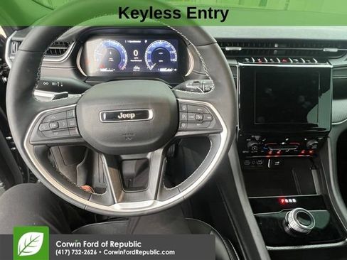 Used 2025 Jeep Grand Cherokee Altitude AWD/4WD image 11