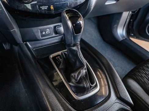 Used 2018 Nissan Rogue SV image 19