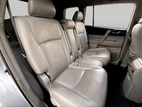Used 2013 Toyota Highlander Plus FWD image 18